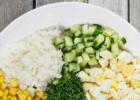 Салат с крабовыми палочками и кукурузой – простое и вкусное блюдо!